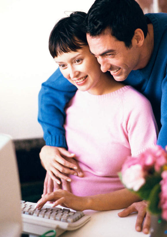 西方人,孕妇,两个人,夫妻,客厅,站,坐,笑,摸,微笑,露齿笑,竖图,室内,白天,正面,爱情,电脑,显示器,鼠标,键盘,桌子,花瓶,叶子,欧洲,欧洲人,抚摸,朦胧,模糊,盛开,网络,绿叶,浪漫,花蕾,输入设备,通讯设备,书桌,玻璃制品,酒瓶,花,花瓣,花朵,鲜花,玻璃瓶,课桌,瓶子,花苞,花蕊,站着,嫩叶,台式电脑,恩爱,恋人,起居室,通信设备,输出设备,男人,男性,年轻男性,年轻女性,女人,女性,白种人,情侣,产妇,叶,叶片,触摸,接触,站立,坐着,半身,彩图,伴侣