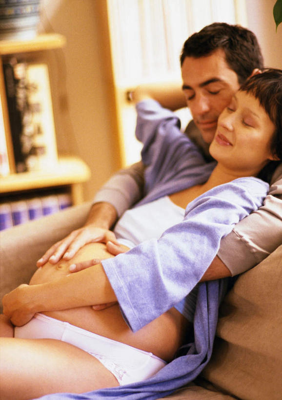 西方人,孕妇,腹部,两个人,夫妻,客厅,坐,闭眼,摸,竖图,室内,白天,正面,爱情,欧洲,欧洲人,抚摸,朦胧,模糊,浪漫,恩爱,恋人,起居室,男人,男性,年轻男性,年轻女性,女人,女性,白种人,腹,肚子,情侣,产妇,闭眼睛,闭着眼,闭着眼睛,触摸,接触,坐着,半身,彩图,伴侣