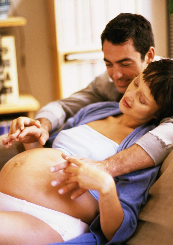 西方人,孕妇,腹部,两个人,夫妻,客厅,坐,闭眼,摸,竖图,室内,白天,正面,爱情,欧洲,欧洲人,抚摸,朦胧,模糊,浪漫,恩爱,恋人,起居室,男人,男性,年轻男性,年轻女性,女人,女性,白种人,腹,肚子,情侣,产妇,闭眼睛,闭着眼,闭着眼睛,触摸,接触,坐着,半身,彩图,伴侣