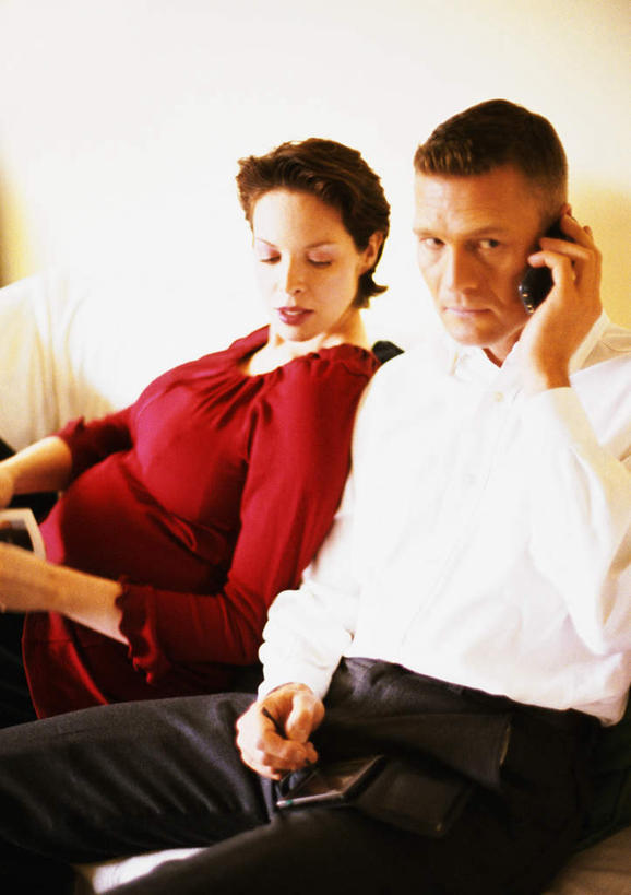 西方人,孕妇,两个人,夫妻,客厅,坐,打电话,竖图,室内,白天,正面,爱情,电话,手机,欧洲,欧洲人,浪漫,拿,拿着,通讯设备,恩爱,恋人,起居室,交流,男人,男性,年轻男性,年轻女性,女人,女性,白种人,情侣,产妇,沟通,通话,坐着,半身,彩图,伴侣