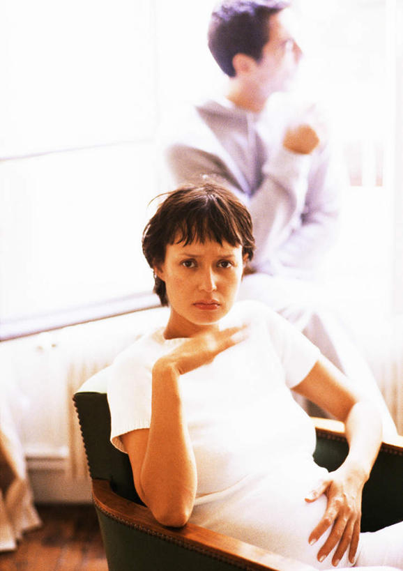 西方人,孕妇,两个人,夫妻,客厅,站,坐,竖图,室内,白天,正面,爱情,沙发,欧洲,欧洲人,撑,浪漫,托腮,注视,观察,看,托,站着,恩爱,恋人,观看,察看,起居室,关注,托下巴,男人,男性,年轻男性,年轻女性,女人,女性,白种人,情侣,产妇,站立,坐着,半身,彩图,伴侣,皮沙发