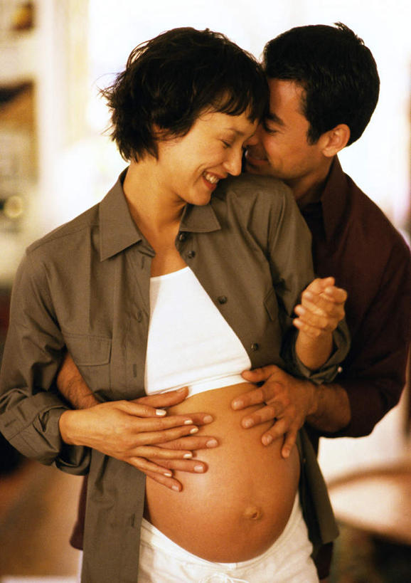 西方人,孕妇,腹部,两个人,夫妻,站,抱,笑,摸,微笑,露齿笑,竖图,室内,白天,正面,爱情,欧洲,欧洲人,抚摸,浪漫,站着,恩爱,恋人,抱着,搂着,男人,男性,年轻男性,年轻女性,女人,女性,白种人,腹,肚子,情侣,产妇,触摸,接触,搂,搂抱,站立,半身,彩图,伴侣