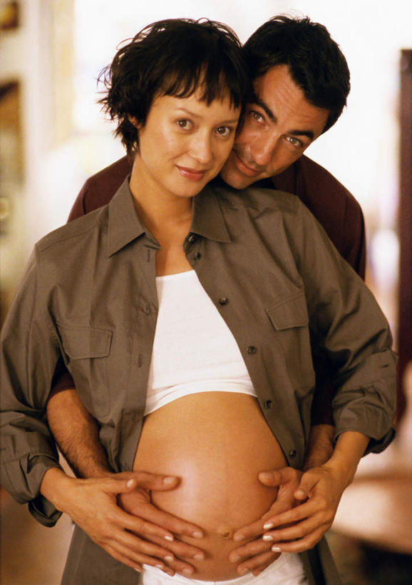 西方人,孕妇,腹部,两个人,夫妻,站,抱,笑,摸,微笑,竖图,室内,白天,正面,爱情,欧洲,欧洲人,抚摸,浪漫,站着,恩爱,恋人,抱着,搂着,男人,男性,年轻男性,年轻女性,女人,女性,白种人,腹,肚子,情侣,产妇,触摸,接触,搂,搂抱,站立,半身,彩图,伴侣