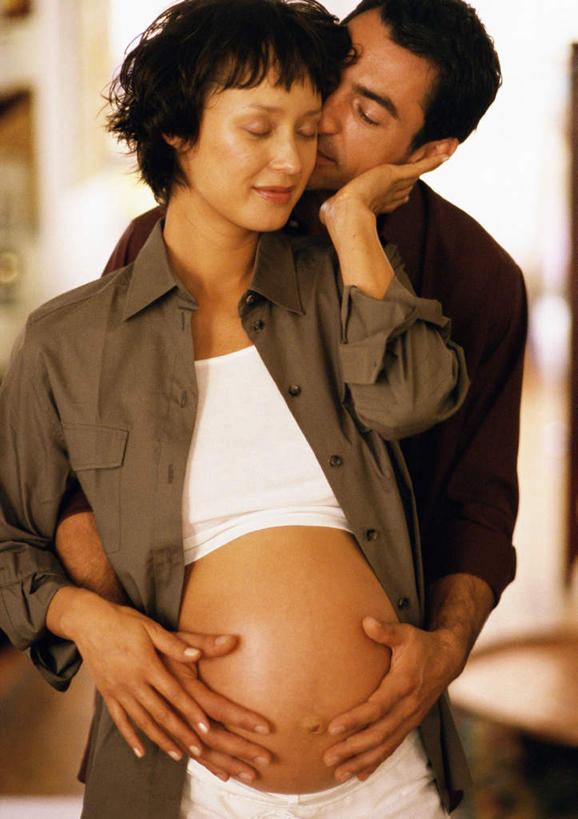 西方人,孕妇,腹部,两个人,夫妻,站,闭眼,抱,摸,竖图,室内,白天,正面,爱情,欧洲,欧洲人,抚摸,浪漫,站着,恩爱,恋人,抱着,搂着,男人,男性,年轻男性,年轻女性,女人,女性,白种人,腹,肚子,情侣,产妇,闭眼睛,闭着眼,闭着眼睛,触摸,接触,搂,搂抱,站立,半身,彩图,伴侣