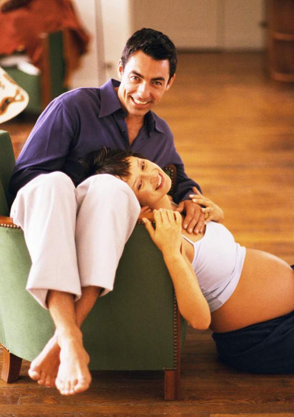 西方人,孕妇,两个人,夫妻,客厅,坐,笑,微笑,露齿笑,竖图,室内,白天,正面,爱情,地板,沙发,欧洲,欧洲人,地面,浪漫,木地板,恩爱,恋人,起居室,男人,男性,年轻男性,年轻女性,女人,女性,白种人,情侣,产妇,坐着,彩图,全身,伴侣,皮沙发