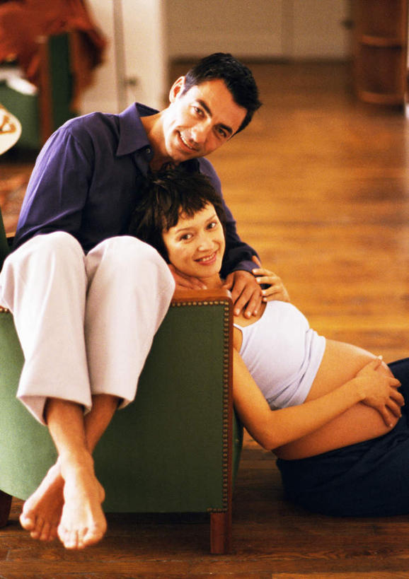 西方人,孕妇,两个人,夫妻,客厅,坐,笑,微笑,露齿笑,竖图,室内,白天,正面,爱情,地板,沙发,欧洲,欧洲人,地面,浪漫,木地板,恩爱,恋人,起居室,男人,男性,年轻男性,年轻女性,女人,女性,白种人,情侣,产妇,坐着,彩图,全身,伴侣,皮沙发