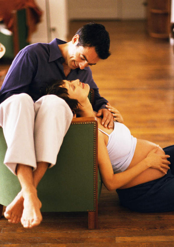 西方人,孕妇,两个人,夫妻,客厅,坐,笑,微笑,露齿笑,竖图,室内,白天,正面,爱情,地板,沙发,欧洲,欧洲人,地面,浪漫,木地板,相视,面对面,恩爱,恋人,对视,起居室,相对,相看,男人,男性,年轻男性,年轻女性,女人,女性,白种人,情侣,产妇,抬头,仰头,坐着,彩图,全身,伴侣,皮沙发