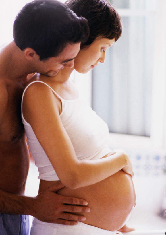 西方人,孕妇,腹部,两个人,夫妻,站,抱,竖图,室内,白天,侧面,爱情,欧洲,欧洲人,浪漫,站着,恩爱,恋人,抱着,搂着,男人,男性,年轻男性,年轻女性,女人,女性,白种人,腹,肚子,情侣,产妇,搂,搂抱,站立,半身,彩图,伴侣