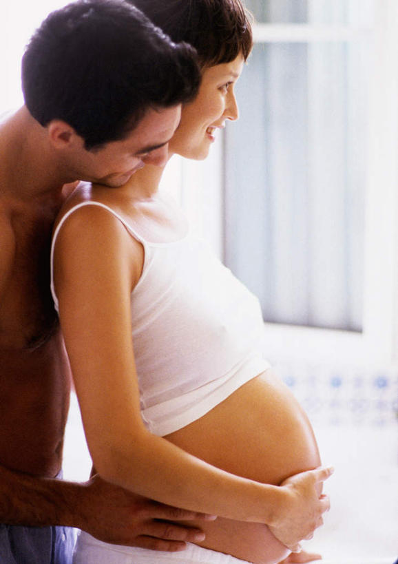 西方人,孕妇,腹部,两个人,夫妻,站,抱,竖图,室内,白天,侧面,爱情,欧洲,欧洲人,浪漫,站着,恩爱,恋人,抱着,搂着,男人,男性,年轻男性,年轻女性,女人,女性,白种人,腹,肚子,情侣,产妇,搂,搂抱,站立,半身,彩图,伴侣