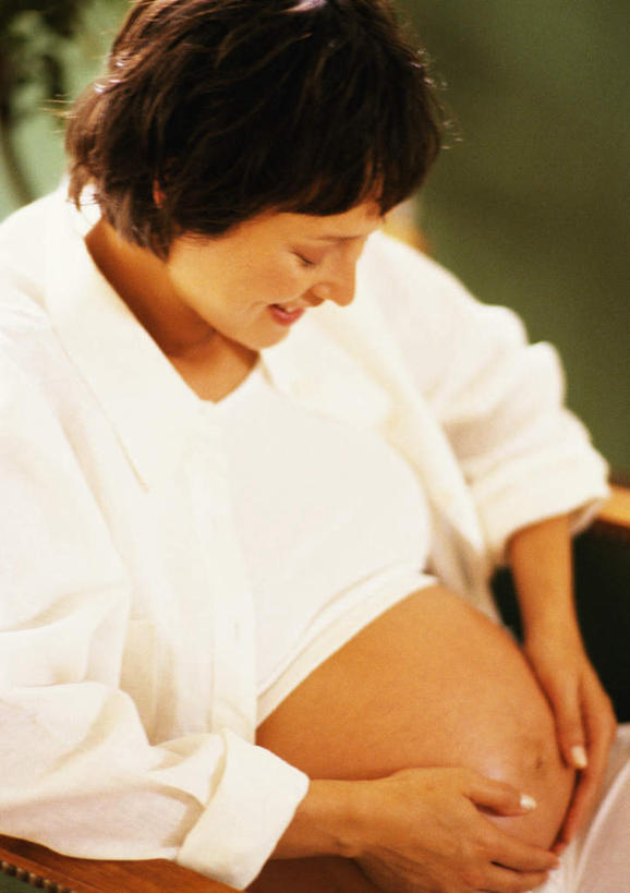 西方人,孕妇,腹部,一个人,坐,摸,竖图,室内,白天,侧面,欧洲,欧洲人,仅一个年轻女性,仅一个女性,仅一个人,抚摸,低头,年轻女性,女人,女性,白种人,腹,肚子,产妇,触摸,接触,坐着,半身,彩图