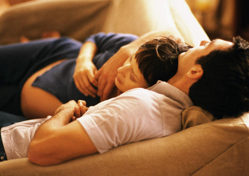 西方人,孕妇,两个人,夫妻,客厅,坐,闭眼,抱,横图,俯视,室内,白天,爱情,沙发,欧洲,欧洲人,朦胧,模糊,浪漫,恩爱,恋人,抱着,起居室,搂着,男人,男性,年轻男性,年轻女性,女人,女性,白种人,情侣,产妇,闭眼睛,闭着眼,闭着眼睛,搂,搂抱,坐着,半身,彩图,高角度拍摄,伴侣,皮沙发