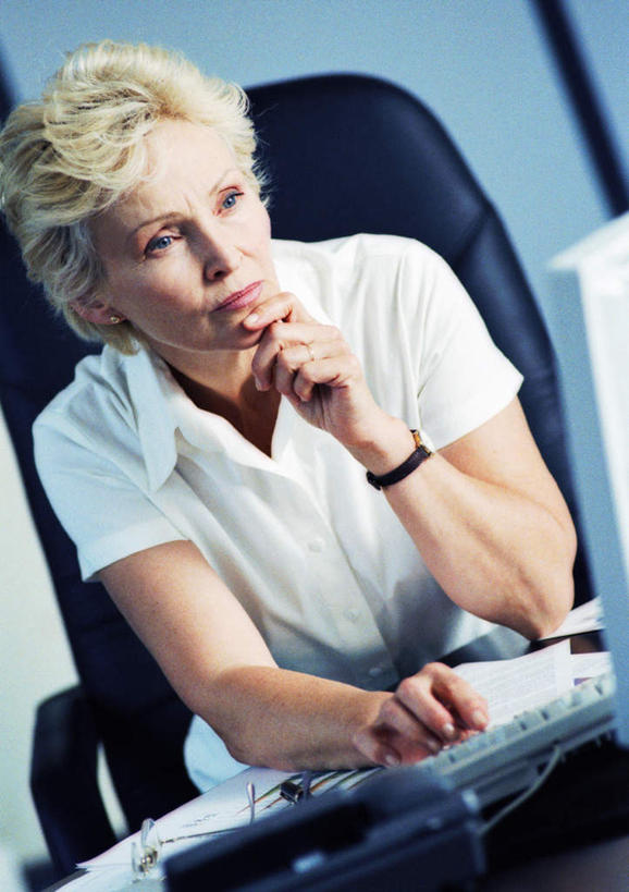 西方人,中年人,一个人,商务人士,商务女性,办公室,坐,打电话,竖图,室内,白天,正面,衬衫,电脑,显示器,鼠标,键盘,桌子,电话,欧洲,欧洲人,仅一个女性,仅一个人,撑,阴影,套装,光线,网络,眼镜,影子,办公桌,托腮,注视,输入设备,通讯设备,阳光,话筒,观察,看,托,仅一个中年女性,电话线,台式电脑,观看,察看,关注,托下巴,通信设备,商务装,近视眼镜,工薪阶层,输出设备,交流,中年女性,白种人,白领,上班族,电话机,沟通,通话,坐着,半身,彩图,衬衣