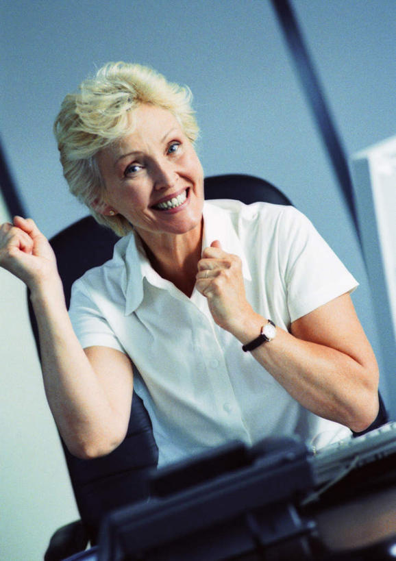 西方人,中年人,一个人,商务人士,商务女性,办公室,坐,笑,打电话,微笑,竖图,室内,白天,正面,衬衫,电脑,显示器,鼠标,键盘,桌子,电话,欧洲,欧洲人,仅一个女性,仅一个人,阴影,套装,光线,网络,眼镜,影子,办公桌,鼓励,输入设备,通讯设备,阳光,话筒,加油,手势,仅一个中年女性,电话线,台式电脑,打气,鼓舞,通信设备,商务装,近视眼镜,工薪阶层,输出设备,交流,中年女性,白种人,白领,上班族,电话机,沟通,通话,坐着,半身,彩图,衬衣