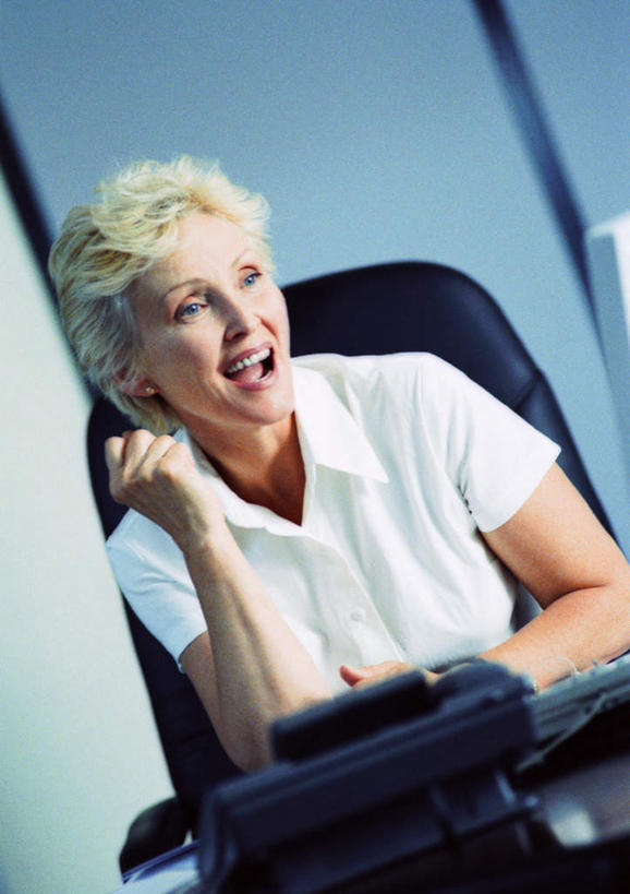 西方人,中年人,一个人,商务人士,商务女性,办公室,坐,笑,打电话,微笑,露齿笑,竖图,室内,白天,正面,衬衫,电脑,显示器,鼠标,键盘,桌子,电话,欧洲,欧洲人,仅一个女性,仅一个人,撑,阴影,套装,光线,网络,眼镜,影子,办公桌,输入设备,通讯设备,阳光,话筒,仅一个中年女性,电话线,台式电脑,撑着,通信设备,商务装,近视眼镜,工薪阶层,输出设备,交流,中年女性,白种人,白领,上班族,电话机,沟通,通话,坐着,半身,彩图,衬衣