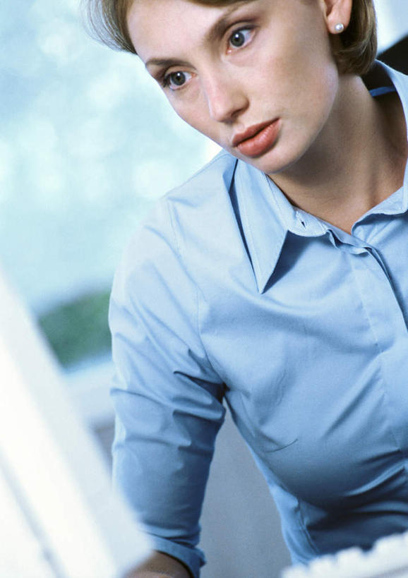 西方人,一个人,商务人士,商务女性,办公室,坐,竖图,室内,白天,正面,衬衫,显示器,窗户,欧洲,欧洲人,仅一个年轻女性,仅一个女性,仅一个人,套装,朦胧,模糊,屏幕,注视,显示屏,玻璃窗,观察,看,观看,察看,关注,商务装,工薪阶层,输出设备,年轻女性,白种人,年轻人,白领,上班族,坐着,半身,彩图,衬衣