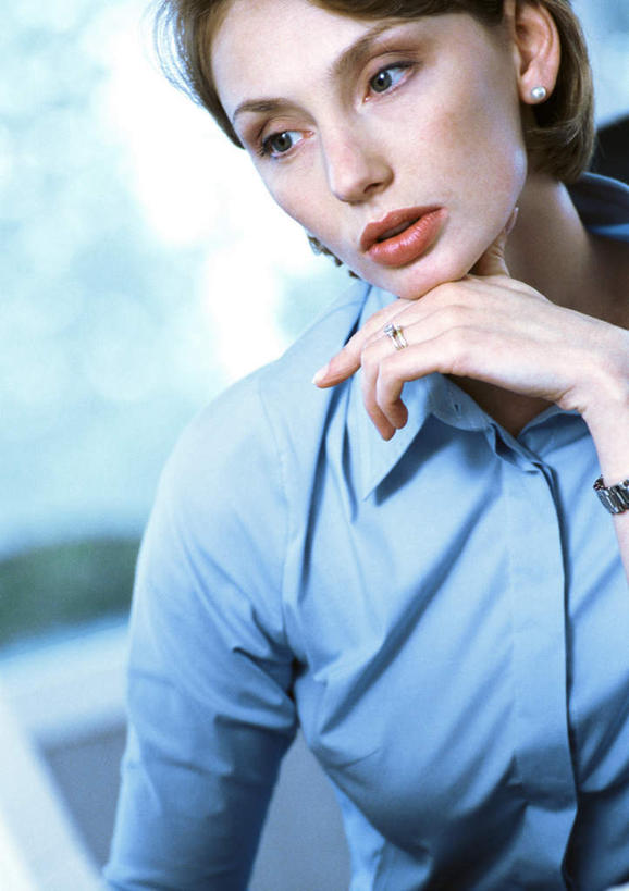 西方人,一个人,商务人士,商务女性,办公室,坐,竖图,室内,白天,正面,衬衫,显示器,窗户,欧洲,欧洲人,仅一个年轻女性,仅一个女性,仅一个人,撑,套装,朦胧,模糊,屏幕,托腮,注视,显示屏,玻璃窗,观察,看,托,观看,察看,关注,托下巴,商务装,工薪阶层,输出设备,年轻女性,白种人,年轻人,白领,上班族,坐着,半身,彩图,衬衣