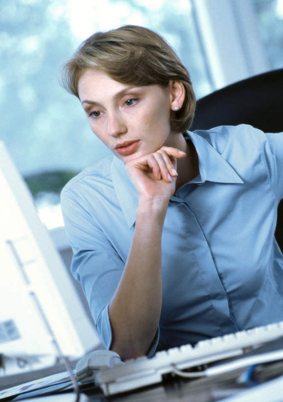 西方人,一个人,商务人士,商务女性,办公室,坐,竖图,室内,白天,正面,衬衫,电脑,显示器,鼠标,键盘,窗户,桌子,欧洲,欧洲人,仅一个年轻女性,仅一个女性,仅一个人,撑,套装,朦胧,模糊,网络,办公桌,托腮,注视,输入设备,通讯设备,玻璃窗,观察,看,托,台式电脑,观看,察看,关注,托下巴,通信设备,商务装,工薪阶层,输出设备,年轻女性,白种人,年轻人,白领,上班族,坐着,半身,彩图,衬衣