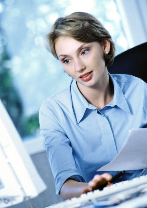 西方人,一个人,商务人士,商务女性,办公室,坐,竖图,室内,白天,正面,衬衫,电脑,显示器,鼠标,键盘,窗户,桌子,欧洲,欧洲人,仅一个年轻女性,仅一个女性,仅一个人,套装,朦胧,模糊,网络,材料,档案,文件,办公桌,拿,拿着,注视,输入设备,通讯设备,玻璃窗,资料,观察,看,台式电脑,观看,察看,关注,文档,通信设备,商务装,工薪阶层,输出设备,年轻女性,白种人,年轻人,白领,上班族,坐着,半身,彩图,衬衣