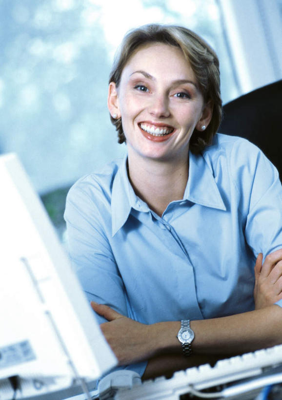 西方人,一个人,商务人士,商务女性,办公室,坐,笑,微笑,露齿笑,竖图,室内,白天,正面,衬衫,电脑,显示器,鼠标,键盘,窗户,桌子,欧洲,欧洲人,仅一个年轻女性,仅一个女性,仅一个人,套装,朦胧,模糊,网络,办公桌,输入设备,通讯设备,玻璃窗,台式电脑,通信设备,商务装,工薪阶层,输出设备,年轻女性,白种人,年轻人,白领,上班族,坐着,半身,彩图,衬衣