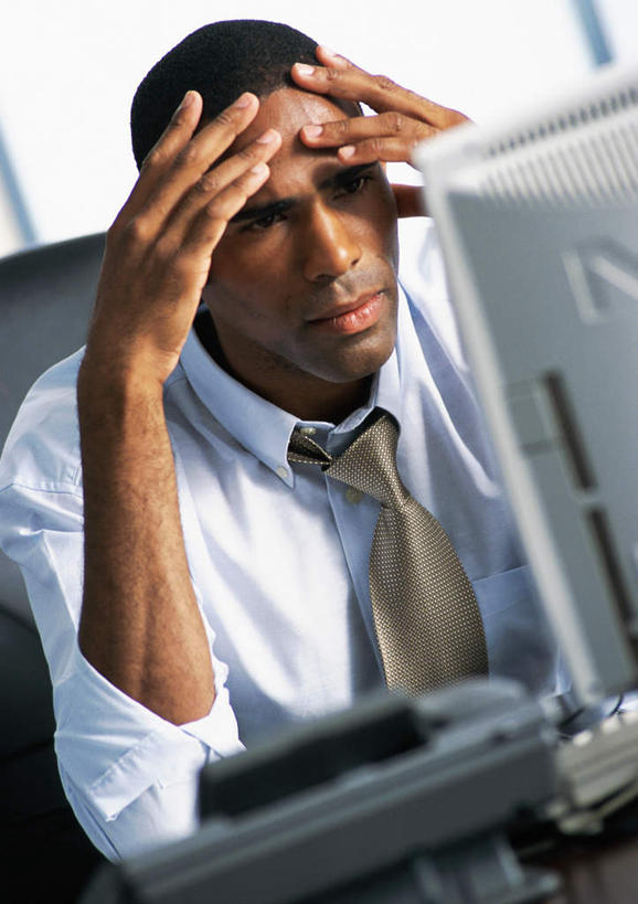 西方人,一个人,商务人士,商务男性,办公室,坐,摸,竖图,室内,白天,正面,衬衫,电脑,显示器,鼠标,键盘,窗户,桌子,欧洲,非洲,黑人,欧洲人,仅一个男性,仅一个人,抚摸,套装,朦胧,模糊,网络,办公桌,领带,注视,输入设备,通讯设备,玻璃窗,仅一个年轻男性,观察,看,台式电脑,观看,察看,关注,通信设备,商务装,工薪阶层,输出设备,年轻男性,非洲人,年轻人,白领,上班族,触摸,接触,坐着,半身,彩图,衬衣