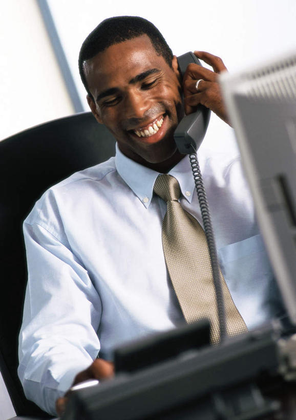 西方人,一个人,商务人士,商务男性,办公室,坐,笑,打电话,微笑,露齿笑,竖图,室内,白天,正面,衬衫,电脑,显示器,鼠标,键盘,窗户,桌子,电话,手机,欧洲,非洲,黑人,欧洲人,仅一个男性,仅一个人,套装,朦胧,模糊,网络,办公桌,领带,拿,拿着,输入设备,通讯设备,玻璃窗,仅一个年轻男性,台式电脑,通信设备,商务装,工薪阶层,输出设备,交流,年轻男性,非洲人,年轻人,白领,上班族,沟通,通话,坐着,半身,彩图,衬衣