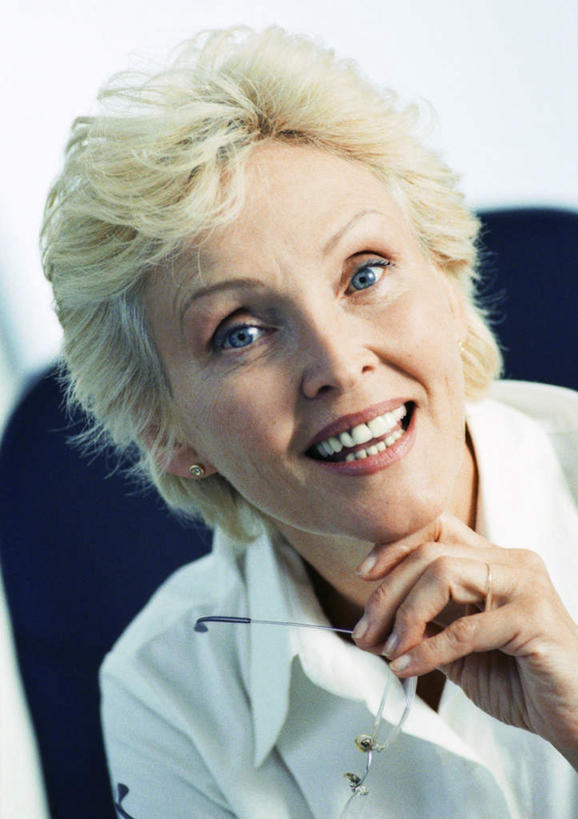 西方人,中年人,一个人,商务人士,商务女性,办公室,坐,笑,微笑,露齿笑,竖图,室内,白天,正面,衬衫,窗户,欧洲,欧洲人,仅一个女性,仅一个人,撑,套装,朦胧,模糊,托腮,玻璃窗,托,仅一个中年女性,托下巴,商务装,工薪阶层,中年女性,白种人,白领,上班族,坐着,半身,彩图,衬衣