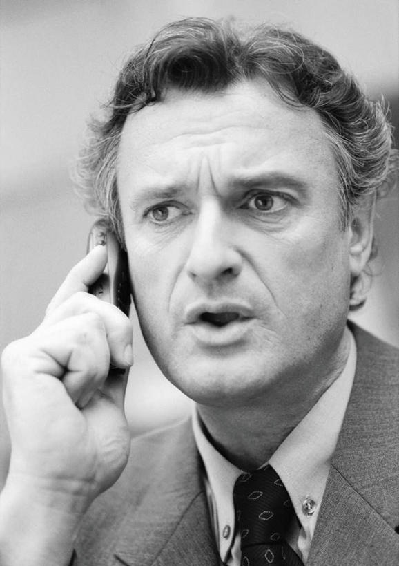 西方人,中年人,一个人,商务人士,商务男性,办公室,站,打电话,竖图,黑白,室内,白天,正面,衬衫,电话,手机,欧洲,欧洲人,仅一个男性,仅一个人,仅一个中年男性,套装,领带,拿,拿着,通讯设备,站着,商务装,工薪阶层,交流,中年男性,白种人,白领,上班族,沟通,通话,站立,半身,衬衣