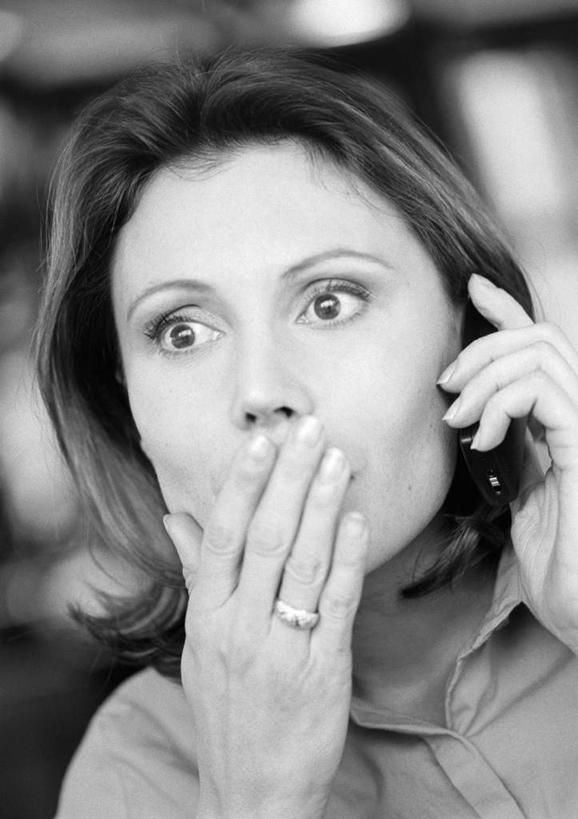 西方人,脸,头,嘴,脸颊,一个人,商务人士,商务女性,办公室,坐,竖图,黑白,室内,特写,白天,正面,衬衫,欧洲,欧洲人,仅一个年轻女性,仅一个女性,仅一个人,套装,惊讶,朦胧,模糊,捂,惊奇,商务装,工薪阶层,年轻女性,白种人,年轻人,头部,口,口腔,脸部,脸蛋,面部,嘴巴,嘴唇,白领,上班族,坐着,半身,衬衣,捂着