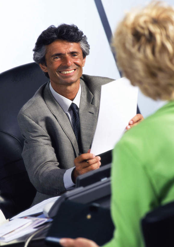 西方人,中年人,两个人,同事,商务人士,商务男性,商务女性,办公室,坐,笑,微笑,露齿笑,竖图,室内,白天,正面,衬衫,成功,合作,团队,集体,信心,桌子,欧洲,欧洲人,套装,朦胧,模糊,材料,档案,文件,办公桌,领带,拿,拿着,队伍,相视,资料,面对面,对视,领导,成就,文档,相对,商务装,合伙,领袖,工薪阶层,相看,男人,男性,女人,女性,中年男性,中年女性,白种人,白领,上班族,坐着,半身,彩图,衬衣