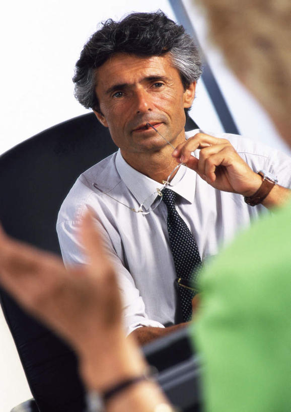 西方人,中年人,两个人,同事,商务人士,商务男性,商务女性,办公室,坐,说,竖图,室内,白天,正面,衬衫,讨论,成功,合作,团队,集体,信心,桌子,欧洲,欧洲人,撑,套装,朦胧,模糊,办公桌,领带,队伍,相视,面对面,对视,领导,撑着,成就,相对,商务装,合伙,领袖,工薪阶层,相看,交流,男人,男性,女人,女性,中年男性,中年女性,白种人,白领,上班族,沟通,讲话,交谈,商讨,说话,谈话,坐着,半身,彩图,衬衣