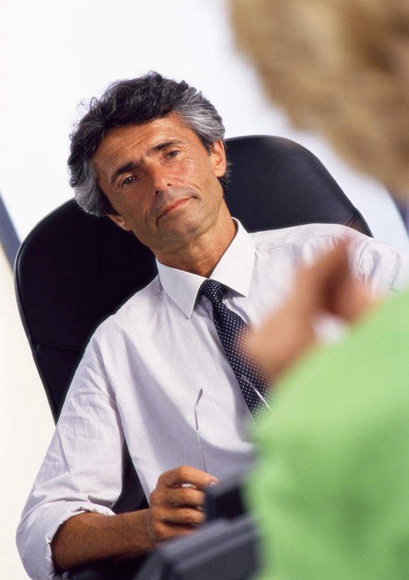 西方人,中年人,两个人,同事,商务人士,商务男性,商务女性,办公室,坐,说,竖图,室内,白天,正面,衬衫,讨论,成功,合作,团队,集体,信心,桌子,欧洲,欧洲人,套装,朦胧,模糊,办公桌,领带,队伍,相视,面对面,对视,领导,成就,相对,商务装,合伙,领袖,工薪阶层,相看,交流,男人,男性,女人,女性,中年男性,中年女性,白种人,白领,上班族,沟通,讲话,交谈,商讨,说话,谈话,坐着,半身,彩图,衬衣