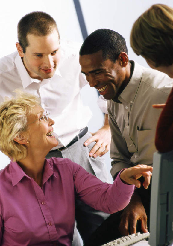 西方人,中年人,四个人,同事,商务人士,商务男性,商务女性,办公室,站,坐,笑,说,微笑,露齿笑,竖图,室内,白天,正面,衬衫,讨论,成功,合作,团队,集体,信心,欧洲,非洲,黑人,欧洲人,指,套装,眼镜,领带,方向,队伍,手势,站着,领导,指向,成就,商务装,合伙,领袖,近视眼镜,工薪阶层,交流,男人,男性,年轻男性,年轻女性,女人,女性,中年女性,非洲人,年轻人,白领,上班族,沟通,讲话,交谈,商讨,说话,谈话,站立,坐着,半身,彩图,衬衣