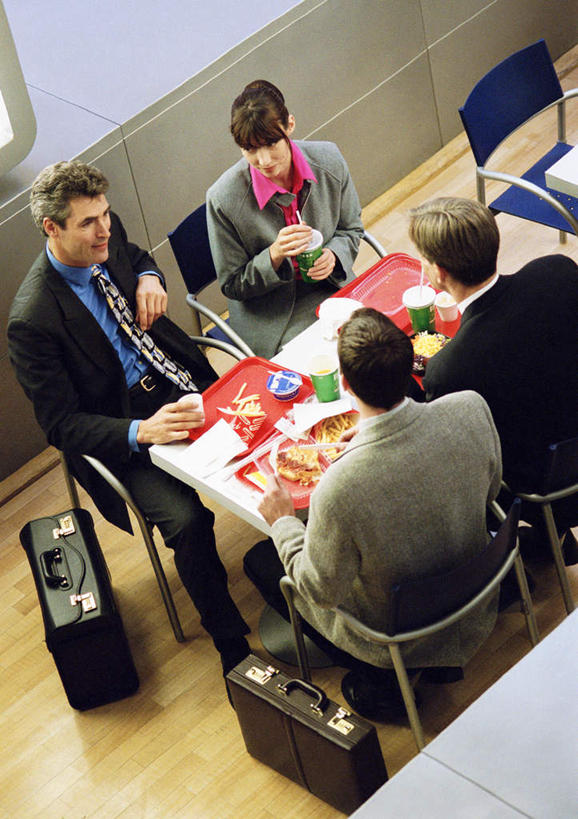 西方人,中年人,四个人,同事,商务人士,商务男性,商务女性,办公室,坐,说,竖图,俯视,室内,白天,衬衫,烹饪,讨论,西餐,成功,合作,团队,集体,信心,餐桌,窗户,地板,桌子,杯子,餐具,欧洲,欧洲人,套装,包,碟子,公文包,盘,办公桌,料理,食品,领带,地面,拿,拿着,队伍,薯条,菜肴,美食,木地板,玻璃窗,相视,食物,盘子,吸管,纸制品,碟,快餐,面对面,西式,佳肴,餐台,公事包,纸杯,对视,领导,成就,一次性杯子,相对,商务装,合伙,领袖,工薪阶层,西式快餐,垃圾食品,相看,交流,男人,男性,女人,女性,中年男性,中年女性,白种人,白领,上班族,沟通,讲话,交谈,商讨,说话,谈话,坐着,半身,彩图,高角度拍摄,衬衣