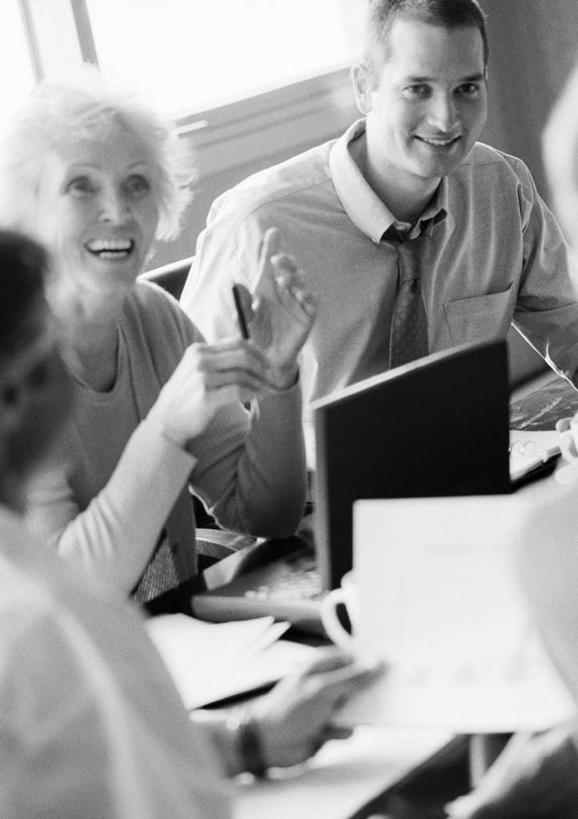 西方人,中年人,四个人,同事,商务人士,商务男性,商务女性,办公室,坐,笑,微笑,露齿笑,竖图,俯视,黑白,室内,白天,衬衫,成功,合作,团队,集体,信心,电脑,显示器,鼠标,键盘,桌子,欧洲,欧洲人,套装,朦胧,模糊,网络,材料,档案,文件,办公桌,领带,拿,拿着,输入设备,通讯设备,队伍,相视,资料,面对面,台式电脑,对视,领导,成就,文档,通信设备,相对,商务装,合伙,领袖,工薪阶层,输出设备,相看,男人,男性,年轻男性,女人,女性,中年男性,中年女性,白种人,年轻人,白领,上班族,坐着,半身,高角度拍摄,衬衣