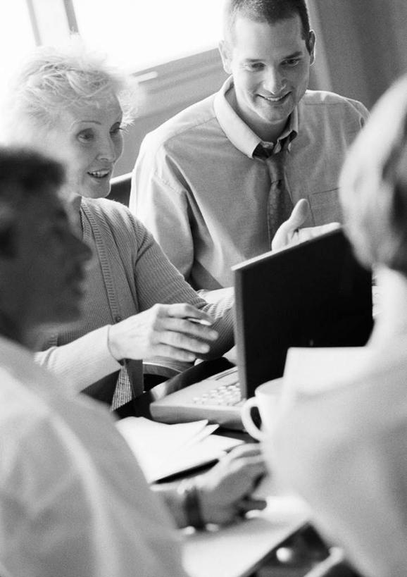 西方人,中年人,四个人,同事,商务人士,商务男性,商务女性,办公室,坐,说,竖图,俯视,黑白,室内,白天,衬衫,讨论,成功,合作,团队,集体,信心,电脑,显示器,鼠标,键盘,桌子,欧洲,欧洲人,套装,朦胧,模糊,网络,材料,档案,文件,办公桌,领带,输入设备,通讯设备,队伍,相视,资料,面对面,台式电脑,对视,领导,成就,文档,通信设备,相对,商务装,合伙,领袖,工薪阶层,输出设备,相看,交流,男人,男性,年轻男性,女人,女性,中年男性,中年女性,白种人,年轻人,白领,上班族,沟通,讲话,交谈,商讨,说话,谈话,坐着,半身,高角度拍摄,衬衣