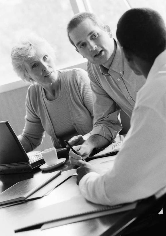 西方人,中年人,三个人,同事,商务人士,商务男性,商务女性,办公室,坐,说,竖图,黑白,室内,白天,正面,衬衫,讨论,成功,合作,团队,集体,信心,电脑,显示器,鼠标,键盘,窗户,桌子,欧洲,非洲,黑人,欧洲人,套装,朦胧,模糊,网络,材料,档案,文件,办公桌,领带,输入设备,通讯设备,队伍,玻璃窗,相视,资料,面对面,台式电脑,对视,领导,成就,文档,通信设备,相对,商务装,合伙,领袖,工薪阶层,输出设备,相看,交流,男人,男性,年轻男性,女人,女性,中年女性,非洲人,年轻人,白领,上班族,沟通,讲话,交谈,商讨,说话,谈话,坐着,半身,衬衣