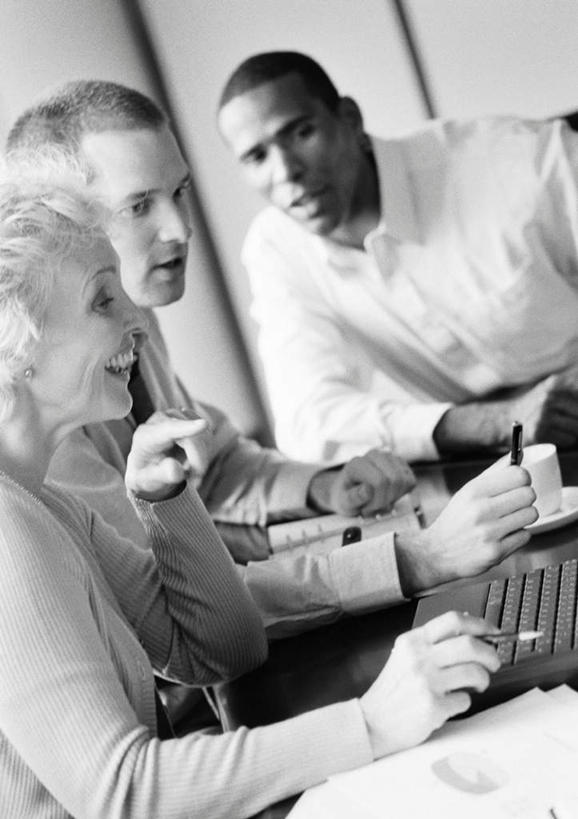 西方人,中年人,三个人,同事,商务人士,商务男性,商务女性,办公室,坐,笑,微笑,竖图,黑白,室内,白天,侧面,衬衫,成功,合作,团队,集体,信心,电脑,显示器,鼠标,键盘,桌子,欧洲,非洲,黑人,欧洲人,套装,网络,办公桌,领带,输入设备,通讯设备,队伍,台式电脑,领导,成就,通信设备,商务装,合伙,领袖,工薪阶层,输出设备,男人,男性,年轻男性,女人,女性,中年女性,非洲人,年轻人,白领,上班族,坐着,半身,衬衣