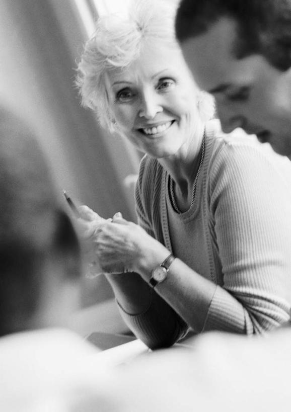 西方人,中年人,三个人,同事,商务人士,商务男性,商务女性,办公室,坐,笑,微笑,露齿笑,竖图,黑白,室内,白天,正面,衬衫,成功,合作,团队,集体,信心,欧洲,欧洲人,套装,朦胧,模糊,领带,队伍,领导,成就,商务装,合伙,领袖,工薪阶层,男人,男性,年轻男性,女人,女性,中年女性,白种人,年轻人,白领,上班族,坐着,半身,衬衣