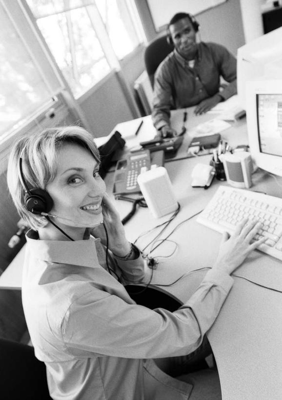 西方人,两个人,同事,商务人士,商务男性,商务女性,办公室,坐,笑,微笑,露齿笑,竖图,俯视,黑白,室内,白天,衬衫,成功,合作,团队,集体,信心,电脑,显示器,鼠标,键盘,桌子,欧洲,欧洲人,套装,网络,办公桌,领带,话务员,输入设备,通讯设备,队伍,耳机,耳麦,话筒,台式电脑,麦克风,领导,成就,通信设备,商务装,合伙,领袖,工薪阶层,输出设备,客服人员,电话销售,男人,男性,年轻男性,年轻女性,女人,女性,白种人,年轻人,白领,接线员,上班族,坐着,半身,高角度拍摄,衬衣