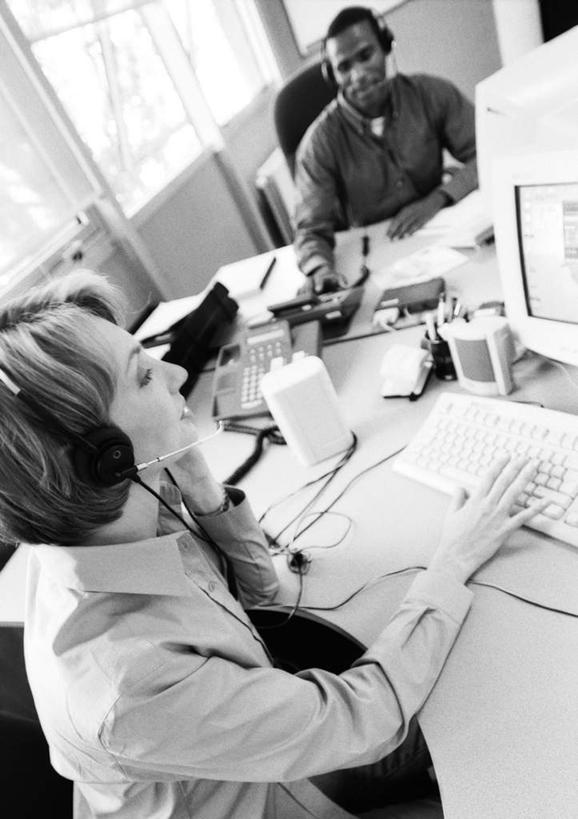 西方人,两个人,同事,商务人士,商务男性,商务女性,办公室,坐,笑,微笑,露齿笑,竖图,黑白,室内,白天,侧面,衬衫,成功,合作,团队,集体,信心,电脑,显示器,鼠标,键盘,桌子,欧洲,欧洲人,套装,网络,办公桌,领带,话务员,输入设备,通讯设备,队伍,耳机,耳麦,话筒,台式电脑,麦克风,领导,成就,通信设备,商务装,合伙,领袖,工薪阶层,输出设备,客服人员,电话销售,男人,男性,年轻男性,年轻女性,女人,女性,白种人,年轻人,白领,接线员,上班族,坐着,半身,衬衣