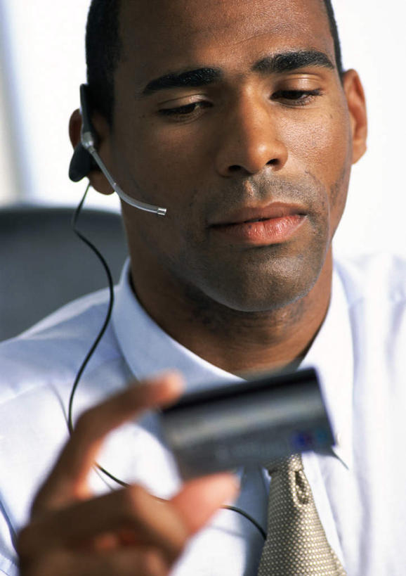 西方人,一个人,商务人士,商务男性,办公室,坐,竖图,室内,白天,正面,衬衫,信用卡,欧洲,非洲,黑人,欧洲人,仅一个男性,仅一个人,套装,朦胧,模糊,领带,拿,话务员,拿着,注视,仅一个年轻男性,耳机,耳麦,话筒,观察,看,卡,储蓄卡,观看,察看,麦克风,关注,商务装,工薪阶层,客服人员,电话销售,银行卡,年轻男性,非洲人,年轻人,白领,接线员,上班族,坐着,半身,彩图,衬衣