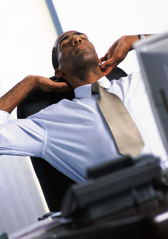 西方人,一个人,商务人士,商务男性,办公室,坐,闭眼,打电话,竖图,室内,白天,正面,衬衫,电脑,显示器,鼠标,键盘,桌子,电话,欧洲,非洲,黑人,欧洲人,仅一个男性,仅一个人,套装,朦胧,模糊,网络,办公桌,领带,输入设备,通讯设备,仅一个年轻男性,话筒,电话线,台式电脑,通信设备,商务装,工薪阶层,输出设备,交流,年轻男性,非洲人,年轻人,白领,上班族,电话机,闭眼睛,闭着眼,闭着眼睛,沟通,通话,坐着,半身,彩图,衬衣