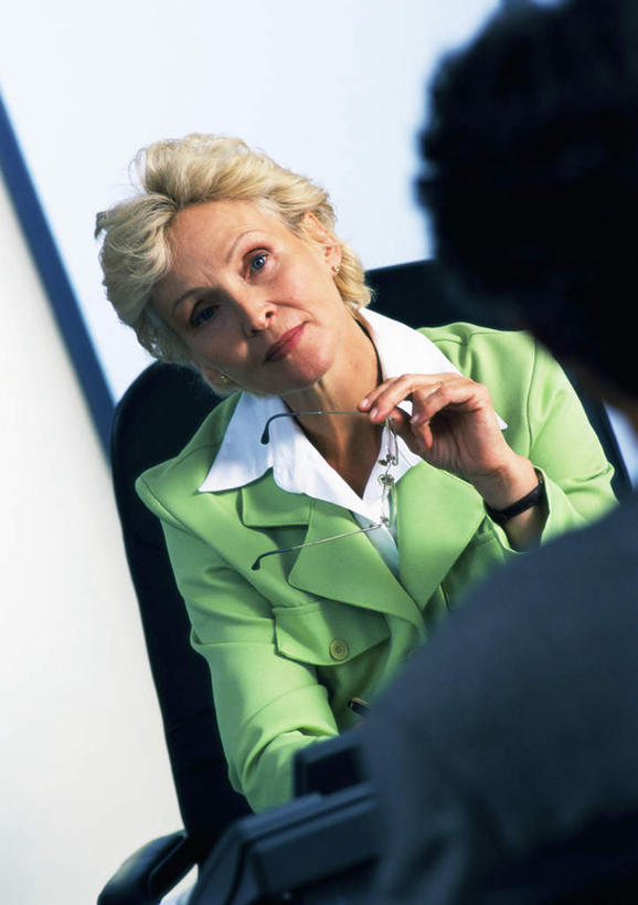 西方人,中年人,两个人,同事,商务人士,商务男性,商务女性,办公室,坐,竖图,室内,白天,正面,衬衫,成功,合作,团队,集体,信心,桌子,欧洲,欧洲人,套装,朦胧,模糊,办公桌,领带,队伍,相视,面对面,对视,领导,成就,相对,商务装,合伙,领袖,工薪阶层,相看,男人,男性,女人,女性,中年男性,中年女性,白种人,白领,上班族,坐着,半身,彩图,衬衣