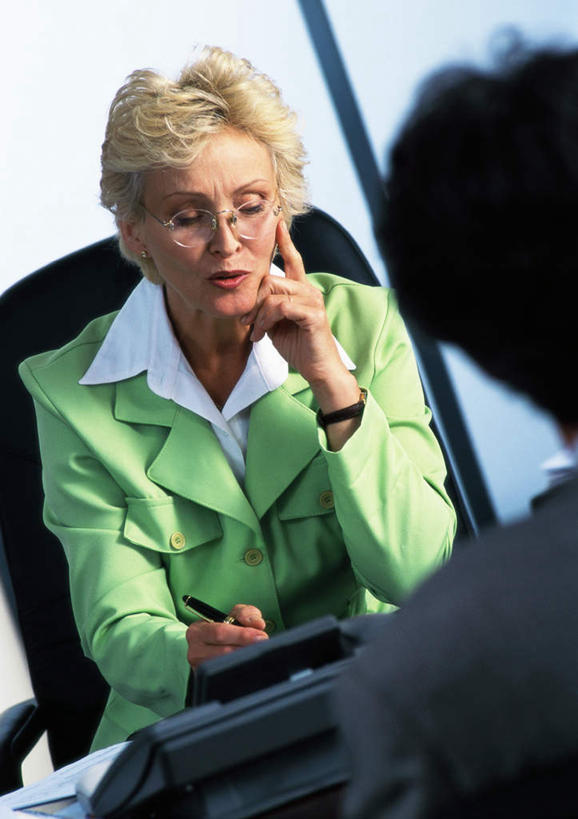 西方人,中年人,两个人,同事,商务人士,商务男性,商务女性,办公室,坐,打电话,竖图,室内,白天,正面,衬衫,成功,合作,团队,集体,信心,桌子,电话,欧洲,欧洲人,套装,朦胧,模糊,笔,眼镜,办公桌,办公用品,钢笔,领带,拿,拿着,通讯设备,队伍,相视,文具,话筒,学习用品,面对面,电话线,对视,文具用品,领导,成就,相对,商务装,合伙,领袖,近视眼镜,工薪阶层,相看,交流,男人,男性,女人,女性,中年男性,中年女性,白种人,白领,上班族,电话机,沟通,通话,坐着,半身,彩图,衬衣