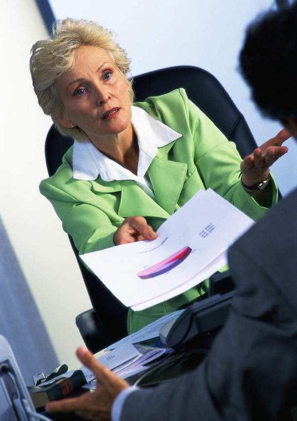 西方人,中年人,两个人,同事,商务人士,商务男性,商务女性,办公室,坐,竖图,室内,白天,正面,衬衫,成功,合作,团队,集体,信心,桌子,欧洲,欧洲人,套装,朦胧,模糊,材料,档案,文件,办公桌,领带,拿,拿着,队伍,相视,资料,面对面,对视,领导,成就,文档,相对,商务装,合伙,领袖,工薪阶层,相看,男人,男性,女人,女性,中年男性,中年女性,白种人,白领,上班族,坐着,半身,彩图,衬衣