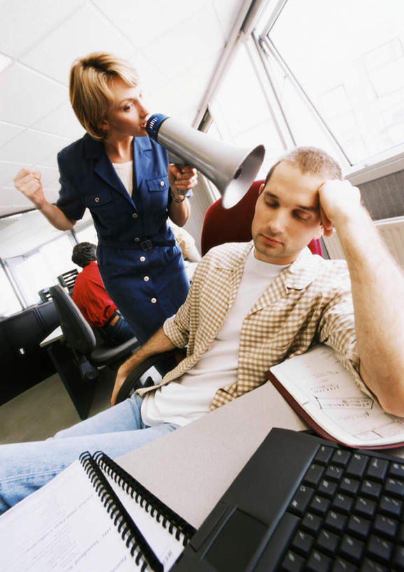 西方人,三个人,同事,商务人士,商务男性,商务女性,办公室,站,坐,竖图,室内,白天,正面,衬衫,成功,合作,团队,集体,信心,电脑,笔记本电脑,桌子,欧洲,欧洲人,撑,套装,网络,材料,档案,文件,办公桌,领带,拿,大喊,拿着,托腮,注视,通讯设备,喇叭,队伍,话筒,资料,观察,看,托,站着,喊,观看,察看,无线,领导,喊叫,成就,关注,传声筒,托下巴,文档,通信设备,商务装,无线网络,合伙,领袖,无线上网,便携式电脑,工薪阶层,手提电脑,男人,男性,年轻男性,年轻女性,女人,女性,白种人,年轻人,白领,上班族,站立,坐着,半身,彩图,衬衣