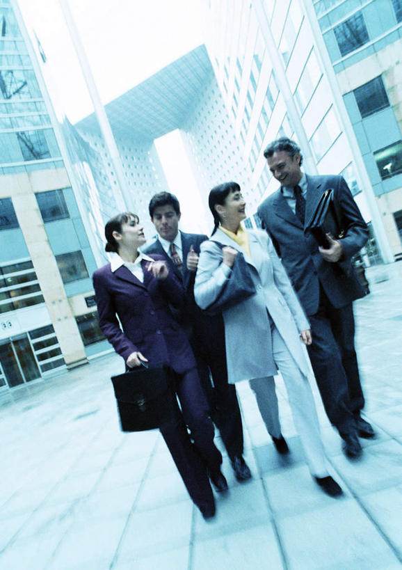 西方人,中年人,四个人,同事,商务人士,商务男性,商务女性,高楼大厦,站,说,竖图,室外,白天,正面,衬衫,讨论,成功,办公楼,合作,团队,集体,信心,大厦,道路,建筑,路,摩天大楼,写字楼,公路,欧洲,欧洲人,套装,领带,交通,队伍,楼宇,站着,商务楼,领导,成就,商务装,合伙,领袖,工薪阶层,交流,男人,男性,女人,女性,中年男性,中年女性,白种人,年轻人,白领,上班族,马路,沟通,讲话,交谈,商讨,说话,谈话,站立,彩图,全身,衬衣,大楼,高层建筑,高楼,摩天楼