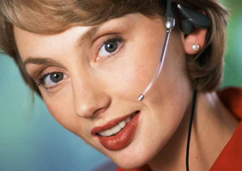 西方人,中年人,脸,头,脸颊,一个人,商务人士,商务女性,办公室,站,横图,室内,特写,白天,正面,衬衫,欧洲,欧洲人,仅一个女性,仅一个人,套装,朦胧,模糊,话务员,耳机,耳麦,话筒,站着,仅一个中年女性,麦克风,商务装,工薪阶层,客服人员,电话销售,中年女性,白种人,头部,脸部,脸蛋,面部,白领,接线员,上班族,站立,半身,彩图,衬衣