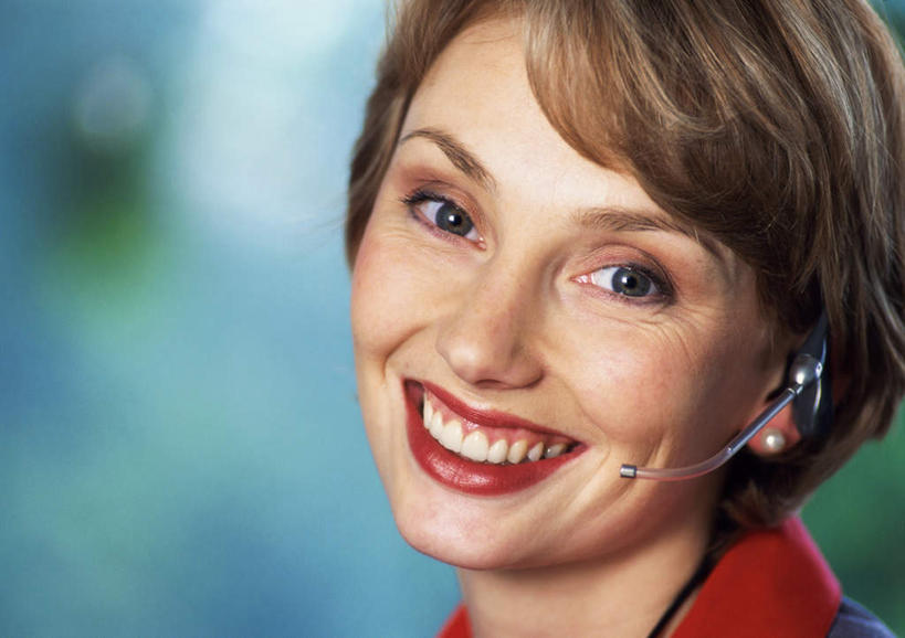 西方人,中年人,脸,头,脸颊,一个人,商务人士,商务女性,办公室,站,笑,微笑,露齿笑,横图,室内,特写,白天,正面,衬衫,欧洲,欧洲人,仅一个女性,仅一个人,套装,朦胧,模糊,话务员,耳机,耳麦,话筒,站着,仅一个中年女性,麦克风,商务装,工薪阶层,客服人员,电话销售,中年女性,白种人,头部,脸部,脸蛋,面部,白领,接线员,上班族,站立,半身,彩图,衬衣