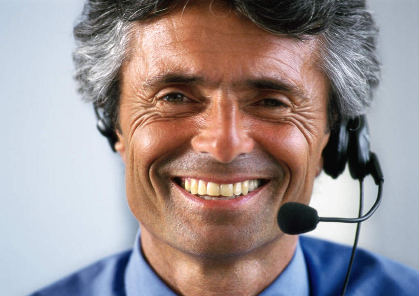 西方人,中年人,脸,头,脸颊,一个人,商务人士,商务男性,办公室,站,笑,微笑,露齿笑,横图,室内,特写,白天,正面,衬衫,欧洲,欧洲人,仅一个男性,仅一个人,仅一个中年男性,套装,领带,话务员,耳机,耳麦,话筒,站着,麦克风,商务装,工薪阶层,客服人员,电话销售,中年男性,白种人,头部,脸部,脸蛋,面部,白领,接线员,上班族,站立,半身,彩图,衬衣